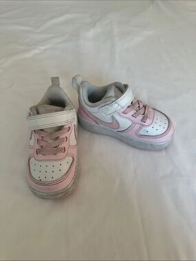 Nike Kids White and Pink Velcro Low-Top Sneakers